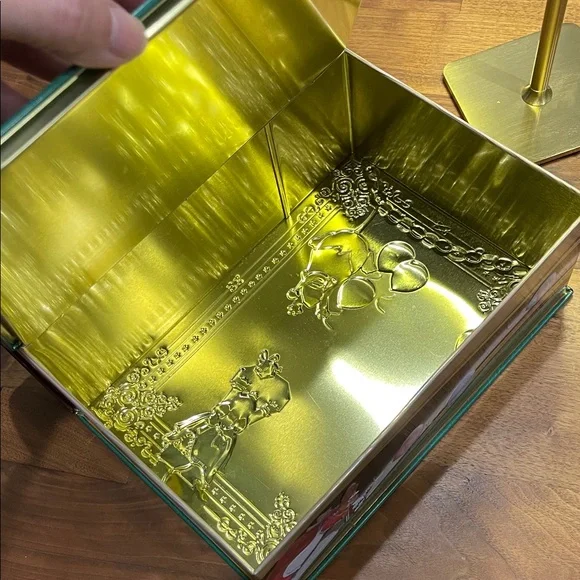 Christmas Storybook with Mice Illustration tin gift box - Picture 3 of 10